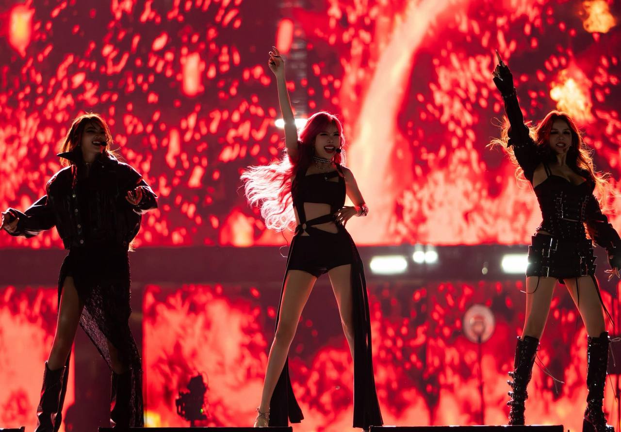 Đ&ocirc;i ch&acirc;n "ảo như d&ugrave;ng app" của Trang Ph&aacute;p, nh&igrave;n sang người b&ecirc;n cạnh mới bất ngờ- Ảnh 2.