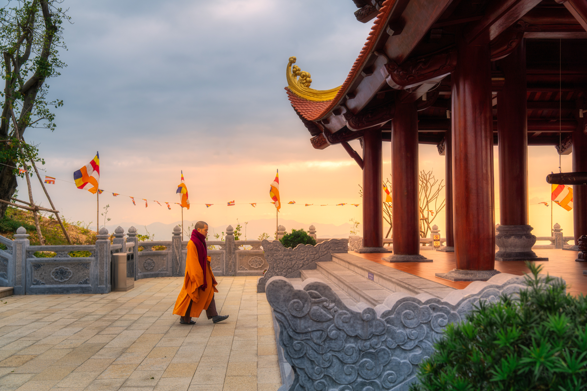 Việt Nam c&oacute; ti&ecirc;n cảnh: Ng&ocirc;i ch&ugrave;a rộng 1.000 ha tr&ecirc;n n&uacute;i Ch&iacute;n Kh&uacute;c - nơi con trai tỷ ph&uacute; Phạm Nhật Vượng l&agrave;m lễ Hằng thuận- Ảnh 12.