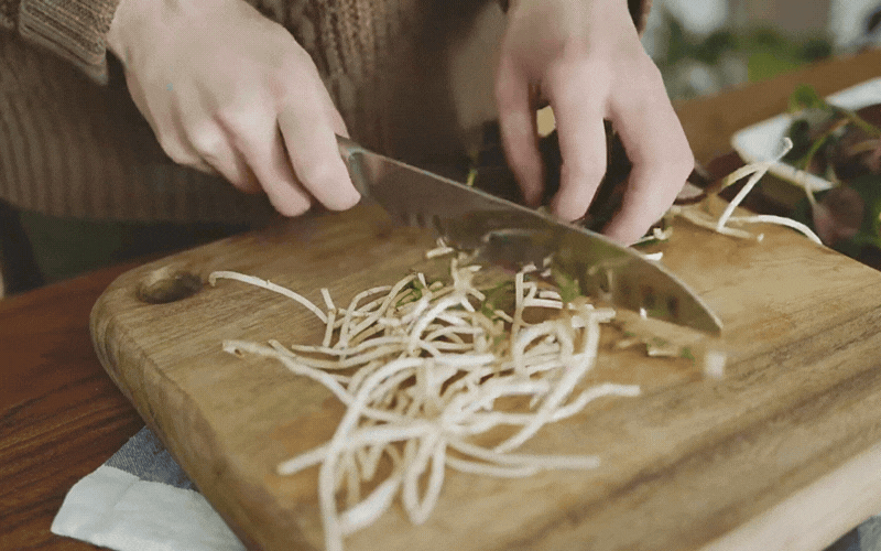 M&oacute;n ăn "ngang ngược" được l&agrave;m từ "thứ rau của quỷ" khiến kẻ kh&oacute;c người cười- Ảnh 6.