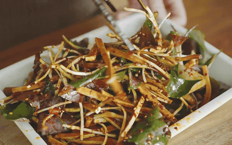 M&oacute;n ăn "ngang ngược" được l&agrave;m từ "thứ rau của quỷ" khiến kẻ kh&oacute;c người cười- Ảnh 11.