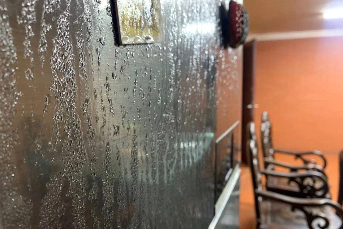 Chồng bảo có điều hòa rồi mua máy hút ẩm phí tiền, tôi chỉ hỏi: “Anh có phải lau nhà ngày 3 lần không?”- Ảnh 1. Chồng bảo có điều hòa rồi mua máy hút ẩm phí tiền, tôi chỉ hỏi: “Anh có phải lau nhà ngày 3 lần không?”- Ảnh 1.