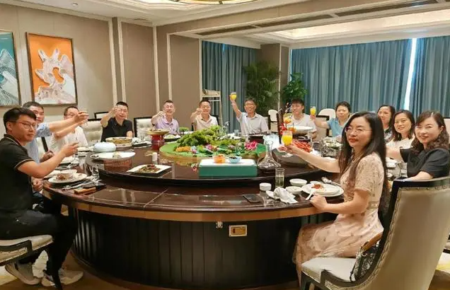 Đi họp lớp sau 10 năm, hễ định gắp đồ ăn th&igrave; bị xoay m&acirc;m: T&ocirc;i rời nh&oacute;m chat khi v&ocirc; t&igrave;nh nh&igrave;n v&agrave;o điện thoại bạn cũ- Ảnh 1.