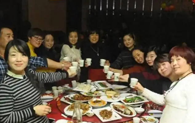 Đi họp lớp sau 10 năm, hễ định gắp đồ ăn th&igrave; bị xoay m&acirc;m: T&ocirc;i rời nh&oacute;m chat khi v&ocirc; t&igrave;nh nh&igrave;n v&agrave;o điện thoại bạn cũ- Ảnh 2.