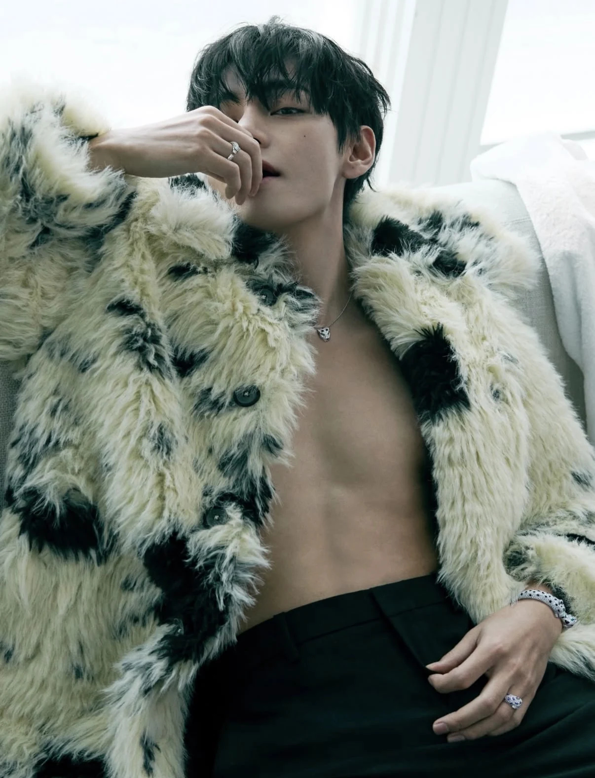 Nam thần đẹp nhất thế giới đang gặp nguy hiểm, cầu ông lớn giải cứu- Ảnh 3. Nam thần đẹp nhất thế giới đang gặp nguy hiểm, cầu ông lớn giải cứu- Ảnh 3.