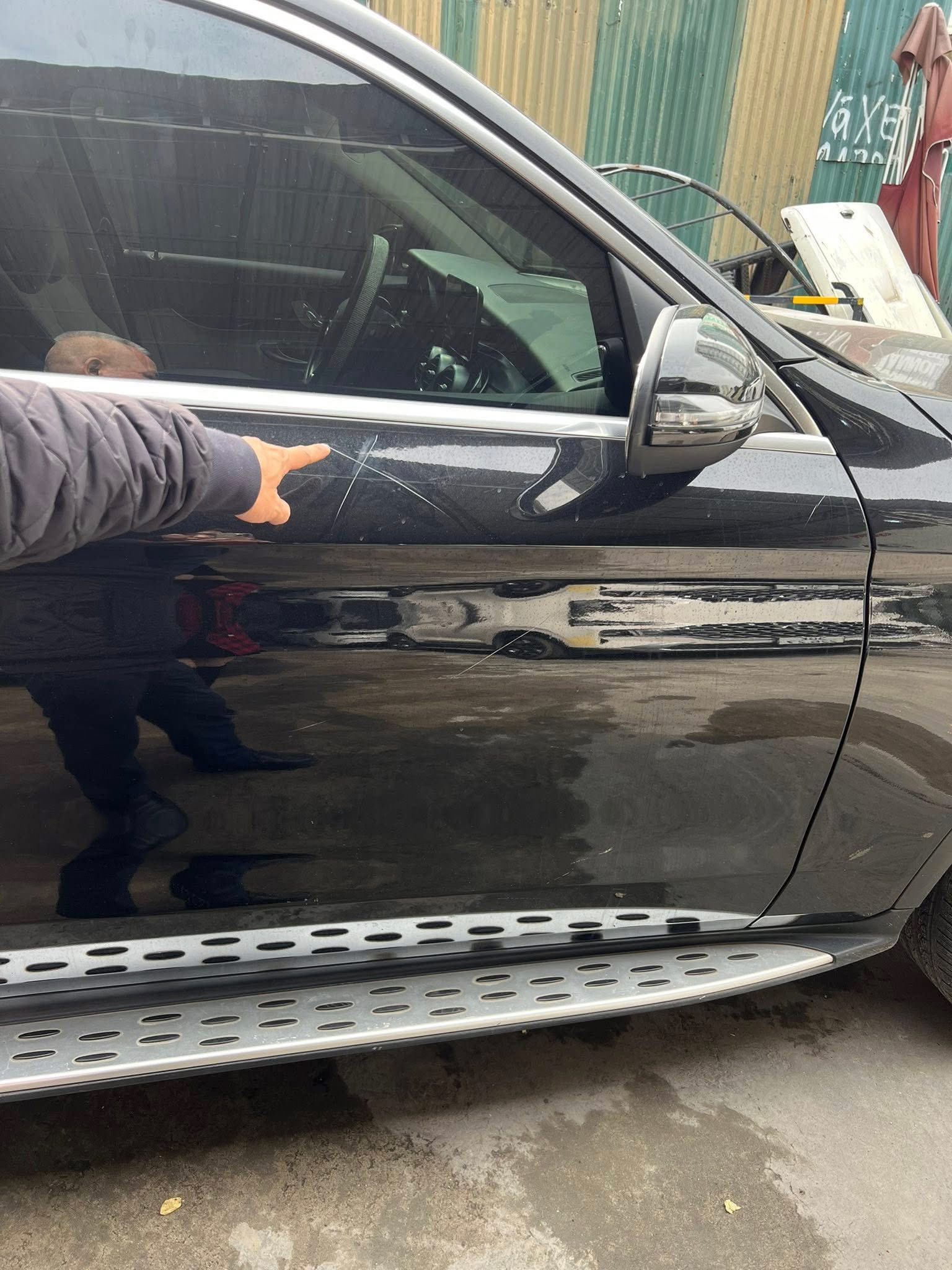 Công an vào cuộc vụ xe Mercedes bị cào xước, bẻ gương, đập kính khi đỗ trước một trung tâm tiếng Anh- Ảnh 4. Công an vào cuộc vụ xe Mercedes bị cào xước, bẻ gương, đập kính khi đỗ trước một trung tâm tiếng Anh- Ảnh 4.