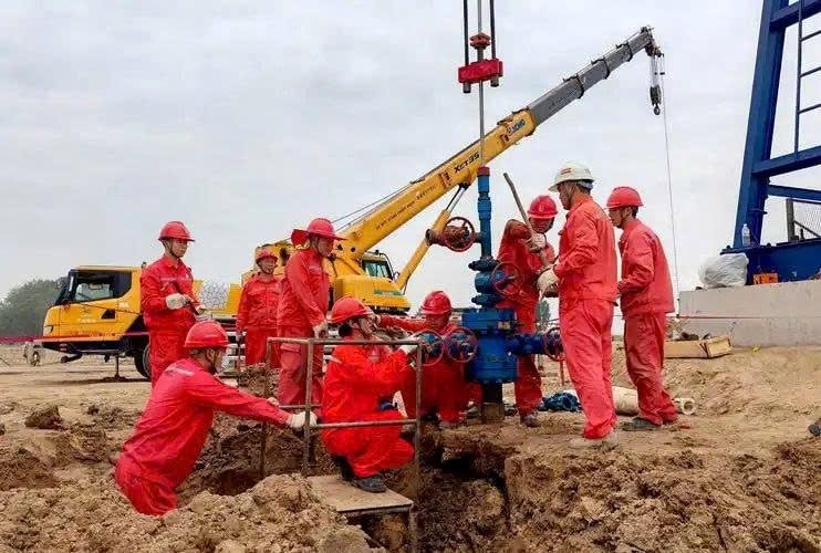 Sau tiếng động lớn, vết nứt xuất hiện nhưng vẫn khoan s&acirc;u 1.000m, ph&uacute;t sau c&ocirc;ng trường b&aacute;o tin vui, kho b&aacute;u khủng lộ diện- Ảnh 1.