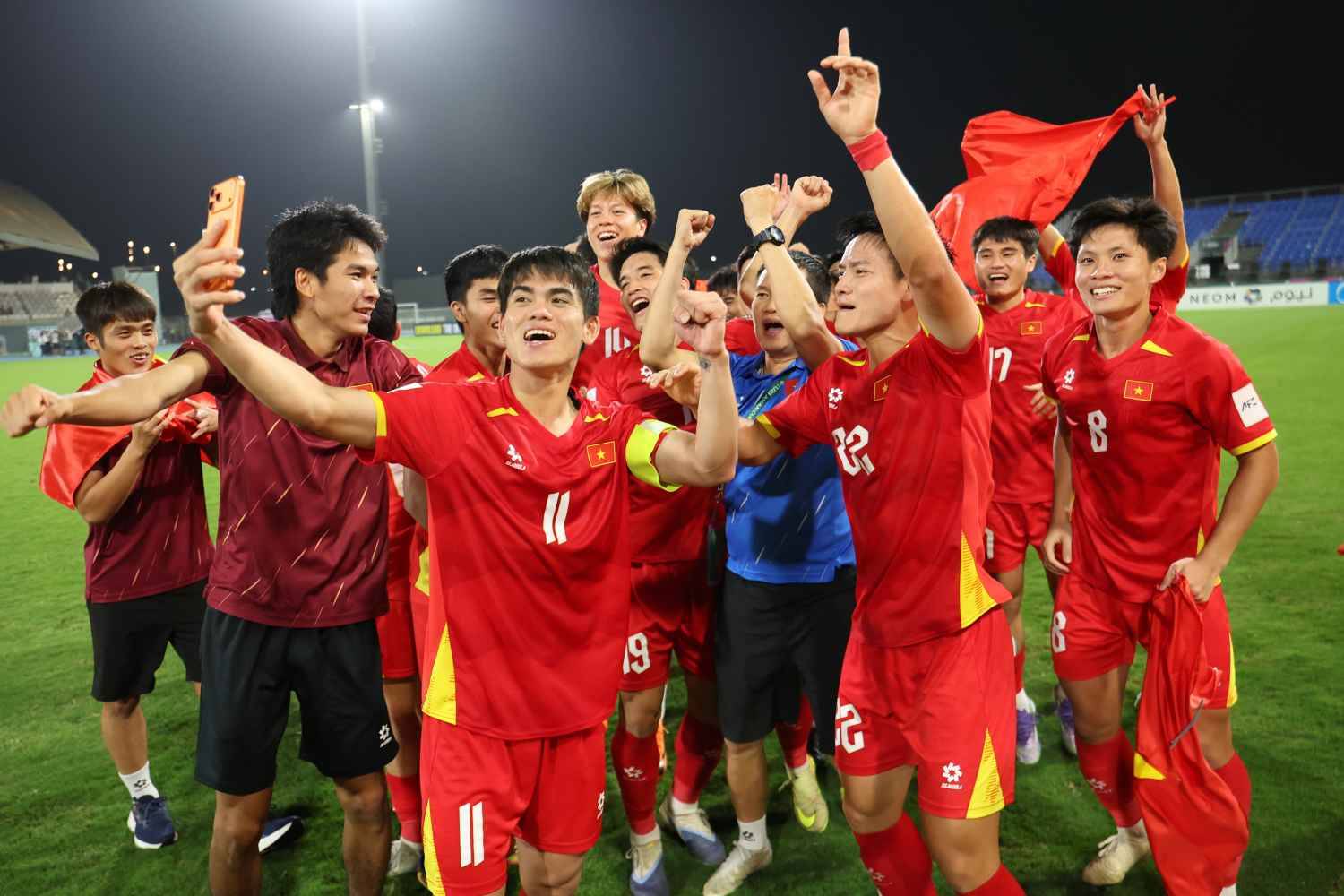 Ảnh: X&uacute;c động khoảnh khắc L&yacute; Đức c&otilde;ng Hiểu Minh chấn thương, HLV Kim Sang-sik ăn mừng với cờ tổ quốc Việt Nam- Ảnh 10.