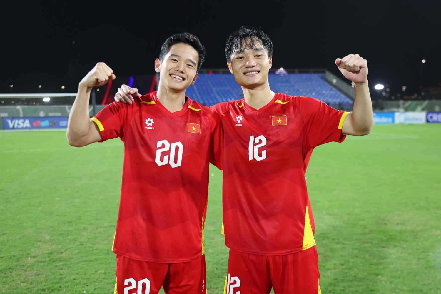 Ảnh: X&uacute;c động khoảnh khắc L&yacute; Đức c&otilde;ng Hiểu Minh chấn thương, HLV Kim Sang-sik ăn mừng với cờ tổ quốc Việt Nam- Ảnh 9.