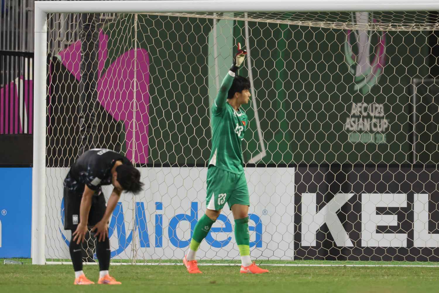 Khoảnh khắc "tuyệt đối điện ảnh" của Cao Văn B&igrave;nh U23 Việt Nam, đến "người h&ugrave;ng Thường Ch&acirc;u" B&ugrave;i Tiến Dũng c&ograve;n phải khen- Ảnh 6.