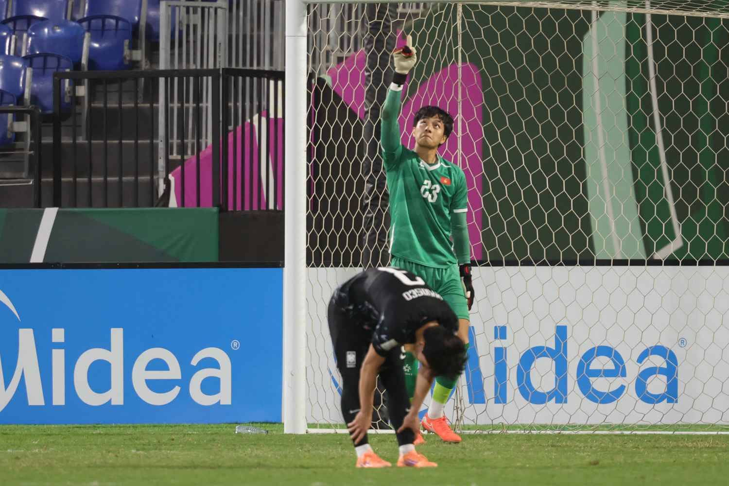 Khoảnh khắc "tuyệt đối điện ảnh" của Cao Văn B&igrave;nh U23 Việt Nam, đến "người h&ugrave;ng Thường Ch&acirc;u" B&ugrave;i Tiến Dũng c&ograve;n phải khen- Ảnh 5.