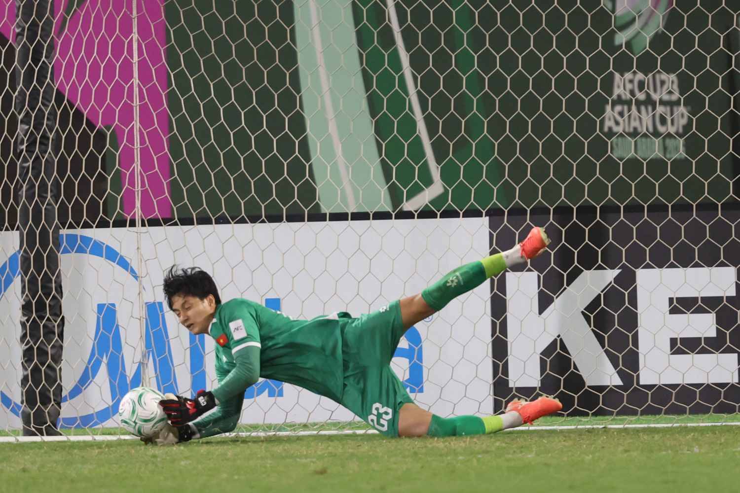 Khoảnh khắc "tuyệt đối điện ảnh" của Cao Văn B&igrave;nh U23 Việt Nam, đến "người h&ugrave;ng Thường Ch&acirc;u" B&ugrave;i Tiến Dũng c&ograve;n phải khen- Ảnh 3.