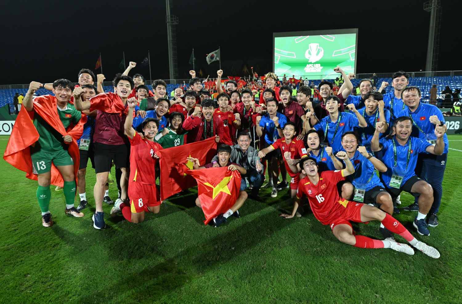 Ảnh: X&uacute;c động khoảnh khắc L&yacute; Đức c&otilde;ng Hiểu Minh chấn thương, HLV Kim Sang-sik ăn mừng với cờ tổ quốc Việt Nam- Ảnh 11.