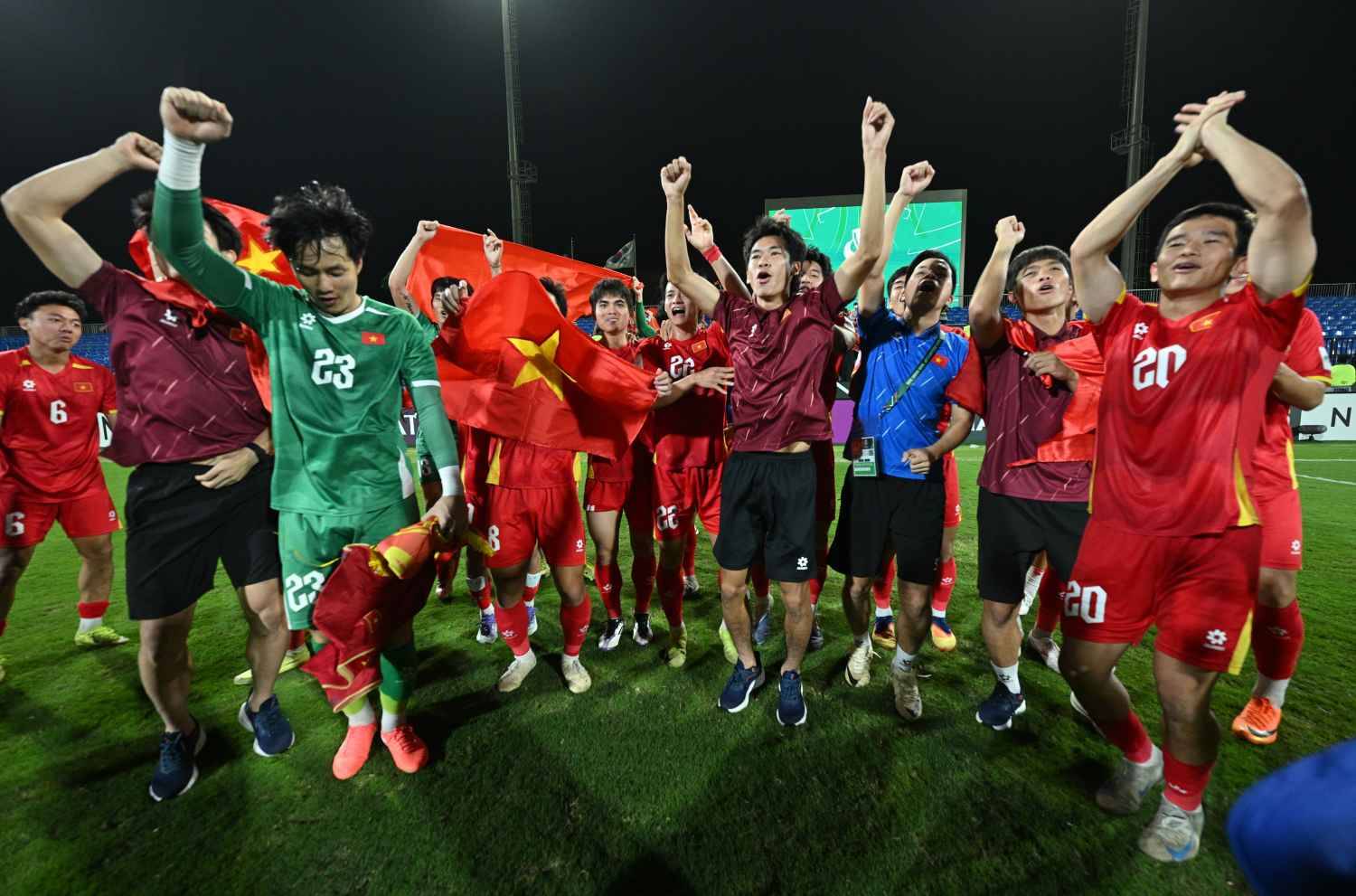 Ảnh: X&uacute;c động khoảnh khắc L&yacute; Đức c&otilde;ng Hiểu Minh chấn thương, HLV Kim Sang-sik ăn mừng với cờ tổ quốc Việt Nam- Ảnh 12.