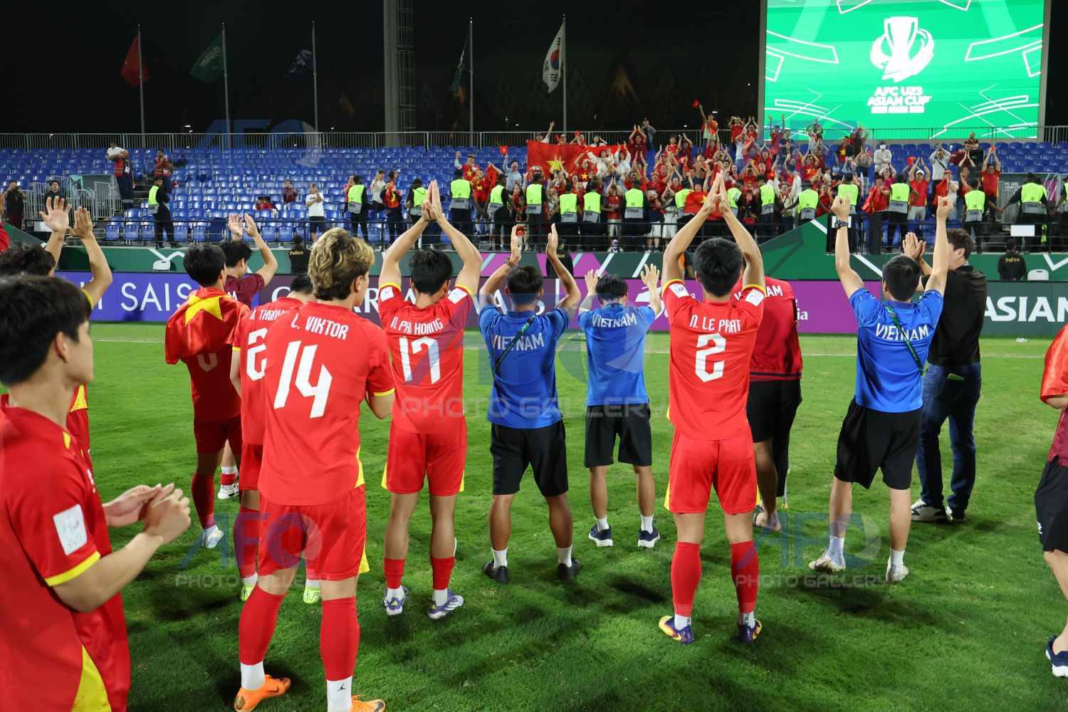 Ảnh: X&uacute;c động khoảnh khắc L&yacute; Đức c&otilde;ng Hiểu Minh chấn thương, HLV Kim Sang-sik ăn mừng với cờ tổ quốc Việt Nam- Ảnh 5.