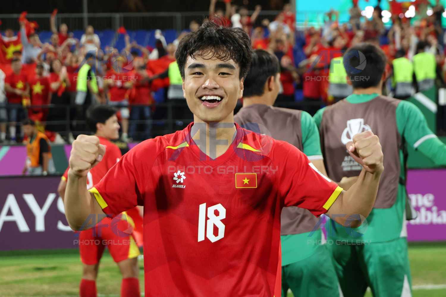 Ảnh: X&uacute;c động khoảnh khắc L&yacute; Đức c&otilde;ng Hiểu Minh chấn thương, HLV Kim Sang-sik ăn mừng với cờ tổ quốc Việt Nam- Ảnh 8.