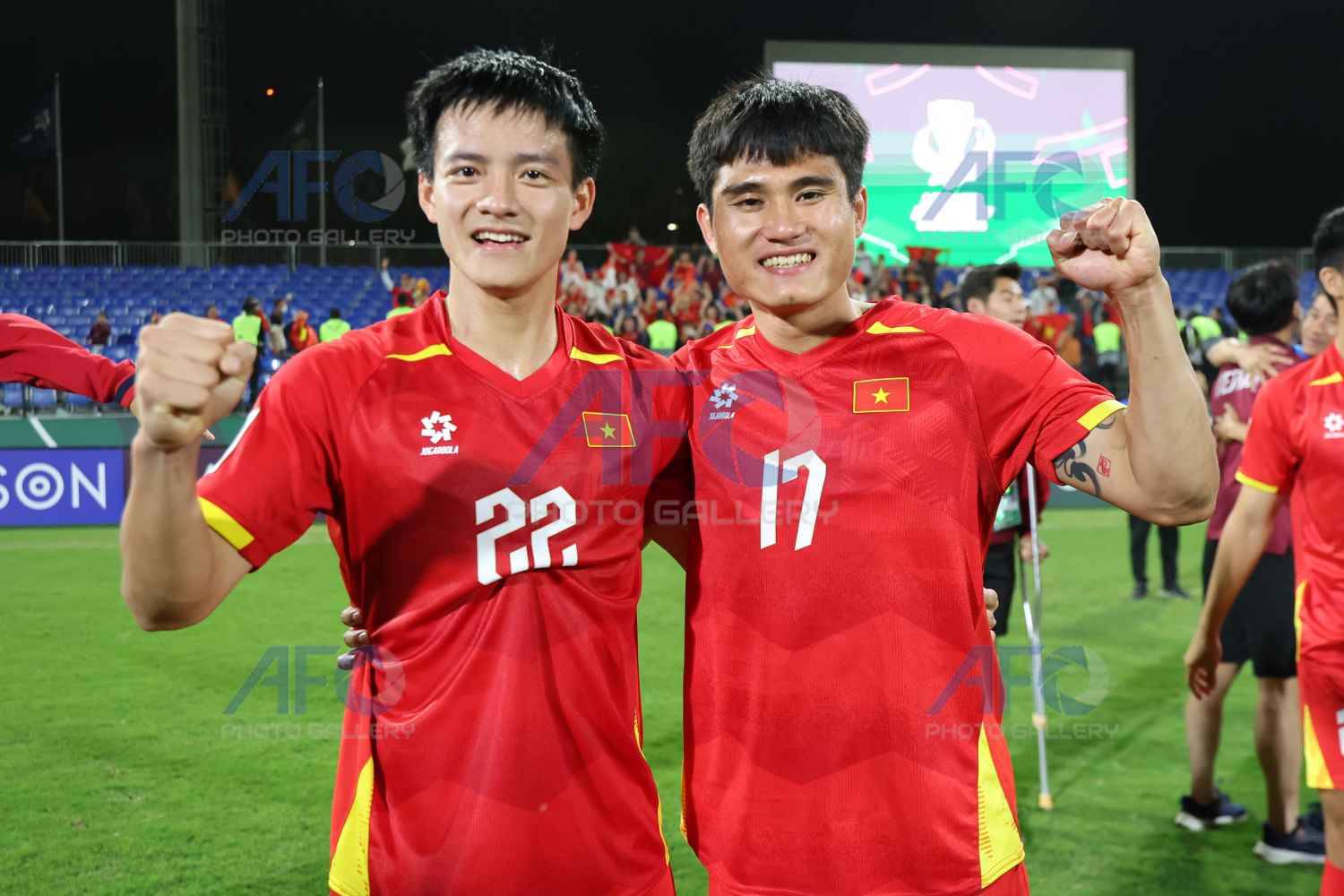 Ảnh: X&uacute;c động khoảnh khắc L&yacute; Đức c&otilde;ng Hiểu Minh chấn thương, HLV Kim Sang-sik ăn mừng với cờ tổ quốc Việt Nam- Ảnh 7.