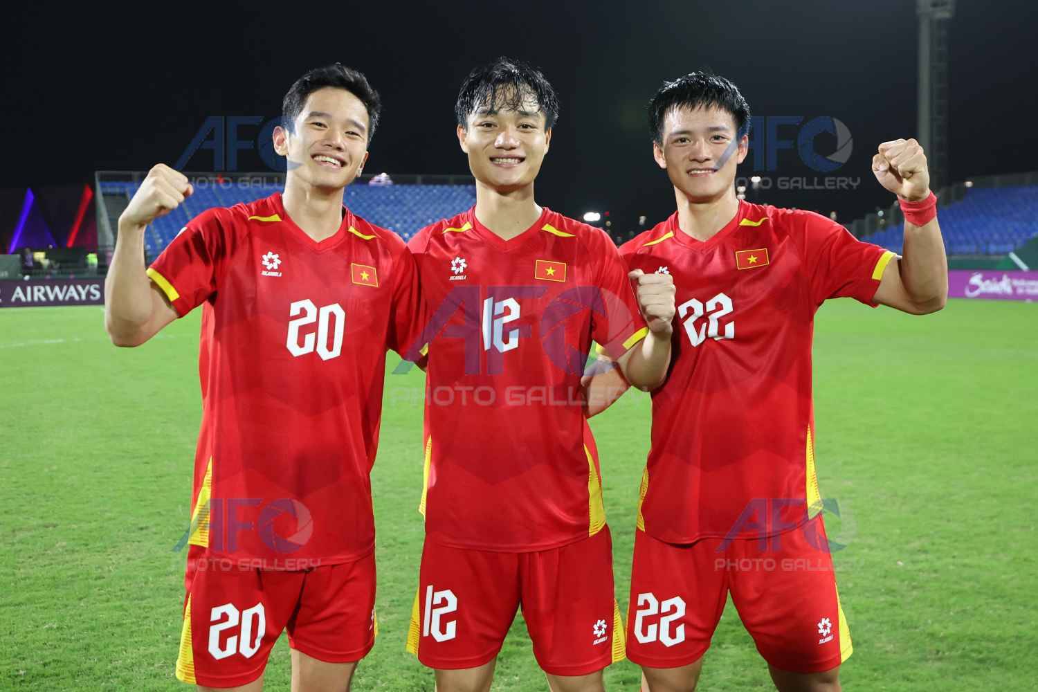 Ảnh: X&uacute;c động khoảnh khắc L&yacute; Đức c&otilde;ng Hiểu Minh chấn thương, HLV Kim Sang-sik ăn mừng với cờ tổ quốc Việt Nam- Ảnh 6.