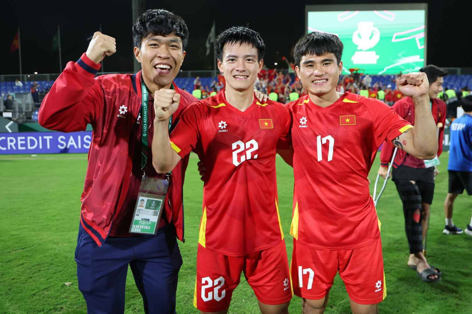 Ảnh: X&uacute;c động khoảnh khắc L&yacute; Đức c&otilde;ng Hiểu Minh chấn thương, HLV Kim Sang-sik ăn mừng với cờ tổ quốc Việt Nam- Ảnh 2.