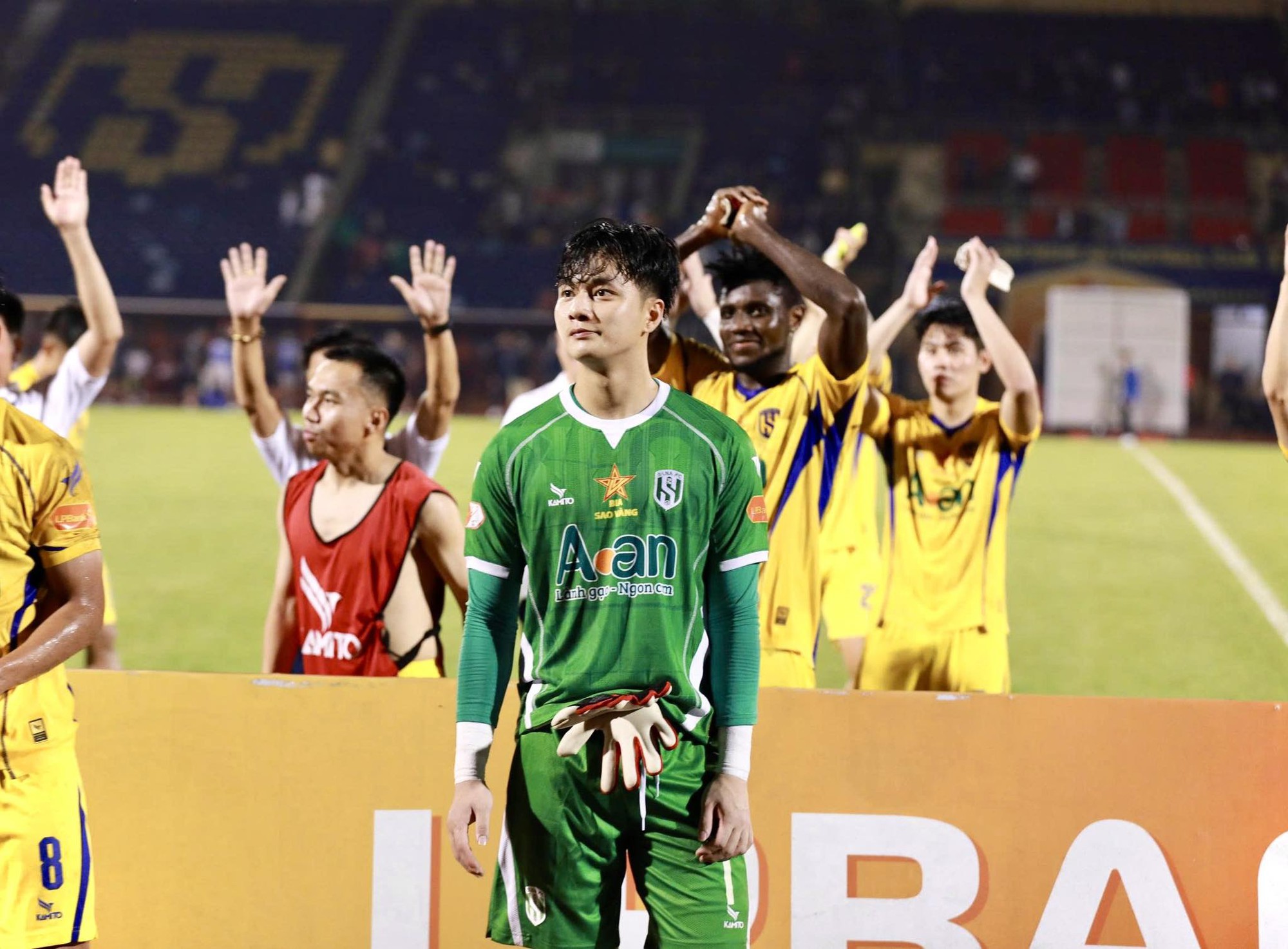 Đọ visual 2 thủ môn hotboy U23 Việt Nam Cao Văn Bình - Trần Trung Kiên: Bùi Tiến Dũng cũng phải khen nức nở- Ảnh 10. Đọ visual 2 thủ môn hotboy U23 Việt Nam Cao Văn Bình - Trần Trung Kiên: Bùi Tiến Dũng cũng phải khen nức nở- Ảnh 10.