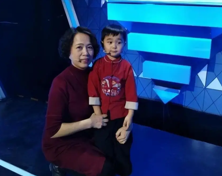 Cuộc sống hiện tại quá đỗi bất ngờ của cậu bé thần đồng 3 tuổi biết hơn 1000 chữ: Gia đình em quá nhìn xa trông rộng!