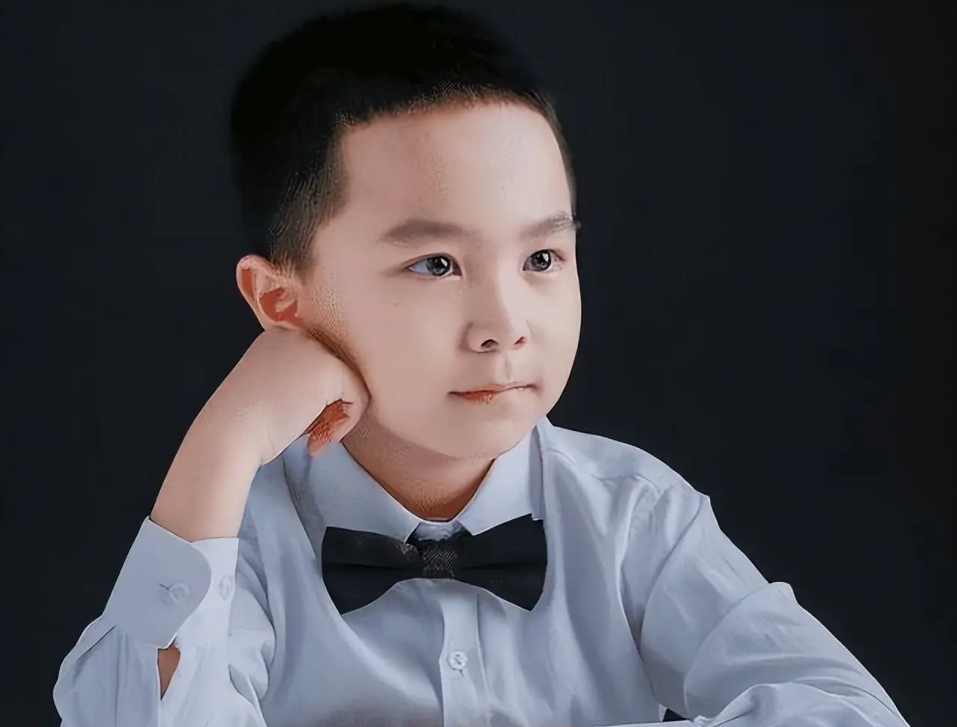 Cuộc sống hiện tại quá đỗi bất ngờ của cậu bé thần đồng 3 tuổi biết hơn 1000 chữ: Gia đình em quá nhìn xa trông rộng!- Ảnh 2. Cuộc sống hiện tại quá đỗi bất ngờ của cậu bé thần đồng 3 tuổi biết hơn 1000 chữ: Gia đình em quá nhìn xa trông rộng!- Ảnh 2.