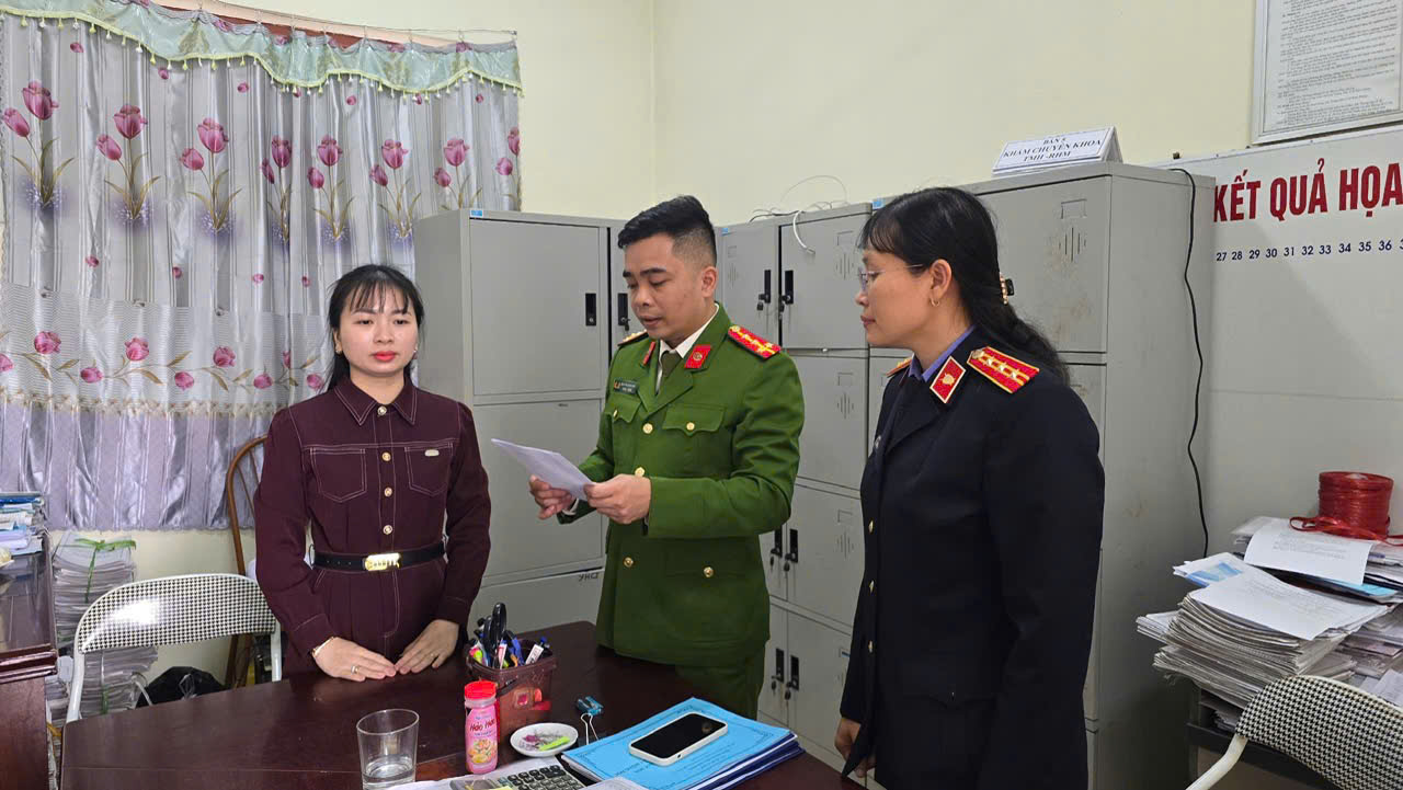 Quyết định khởi tố b&aacute;c sĩ, c&aacute;n bộ y tế Trần Thị Giang, L&ecirc; Vũ Long v&agrave; 3 người kh&aacute;c- Ảnh 1.