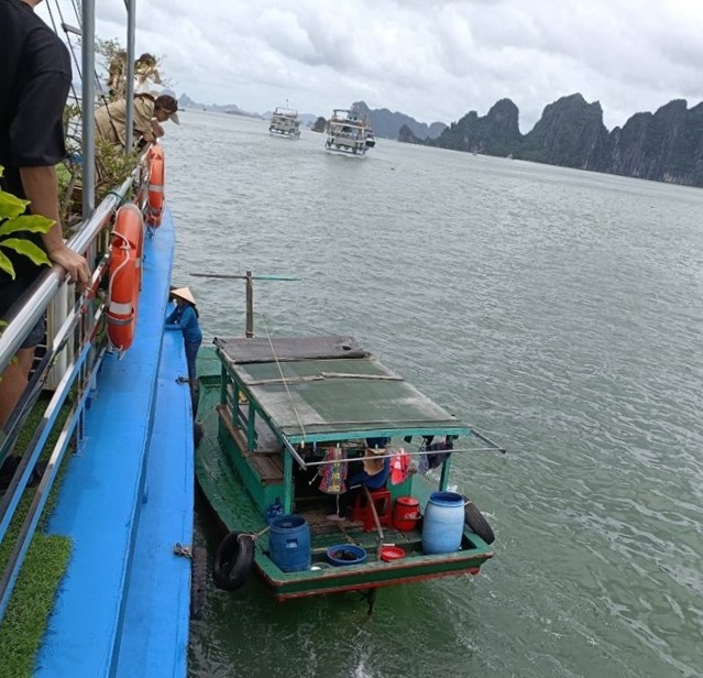 B&aacute;o động nạn đeo b&aacute;m t&agrave;u, b&aacute;n h&agrave;ng rong tr&ecirc;n vịnh Hạ Long- Ảnh 1.