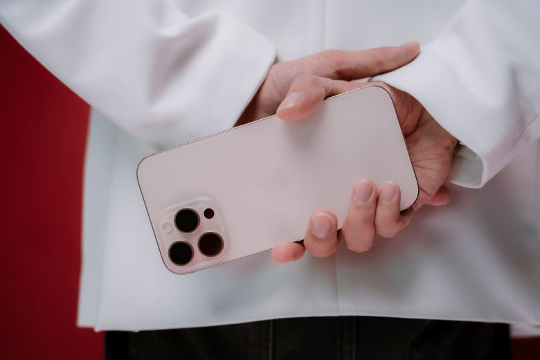 iPhone 16 Pro Max giảm gi&aacute; mạnh đầu năm 2026- Ảnh 4.