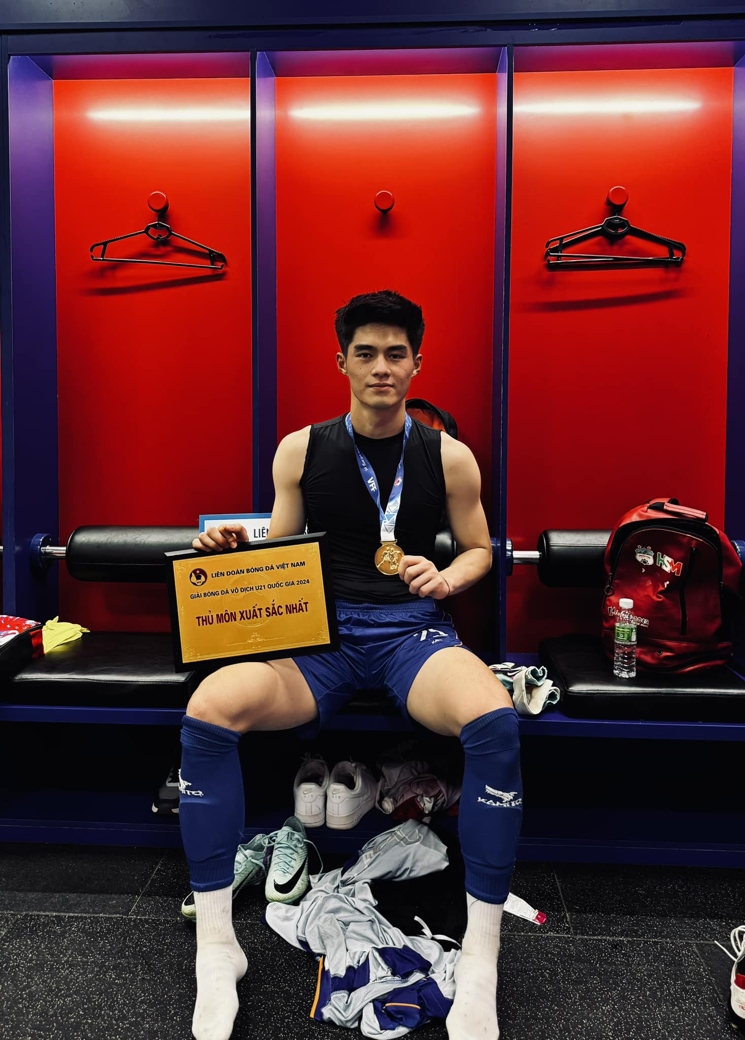 Đọ visual 2 thủ môn hotboy U23 Việt Nam Cao Văn Bình - Trần Trung Kiên: Bùi Tiến Dũng cũng phải khen nức nở- Ảnh 6. Đọ visual 2 thủ môn hotboy U23 Việt Nam Cao Văn Bình - Trần Trung Kiên: Bùi Tiến Dũng cũng phải khen nức nở- Ảnh 6.