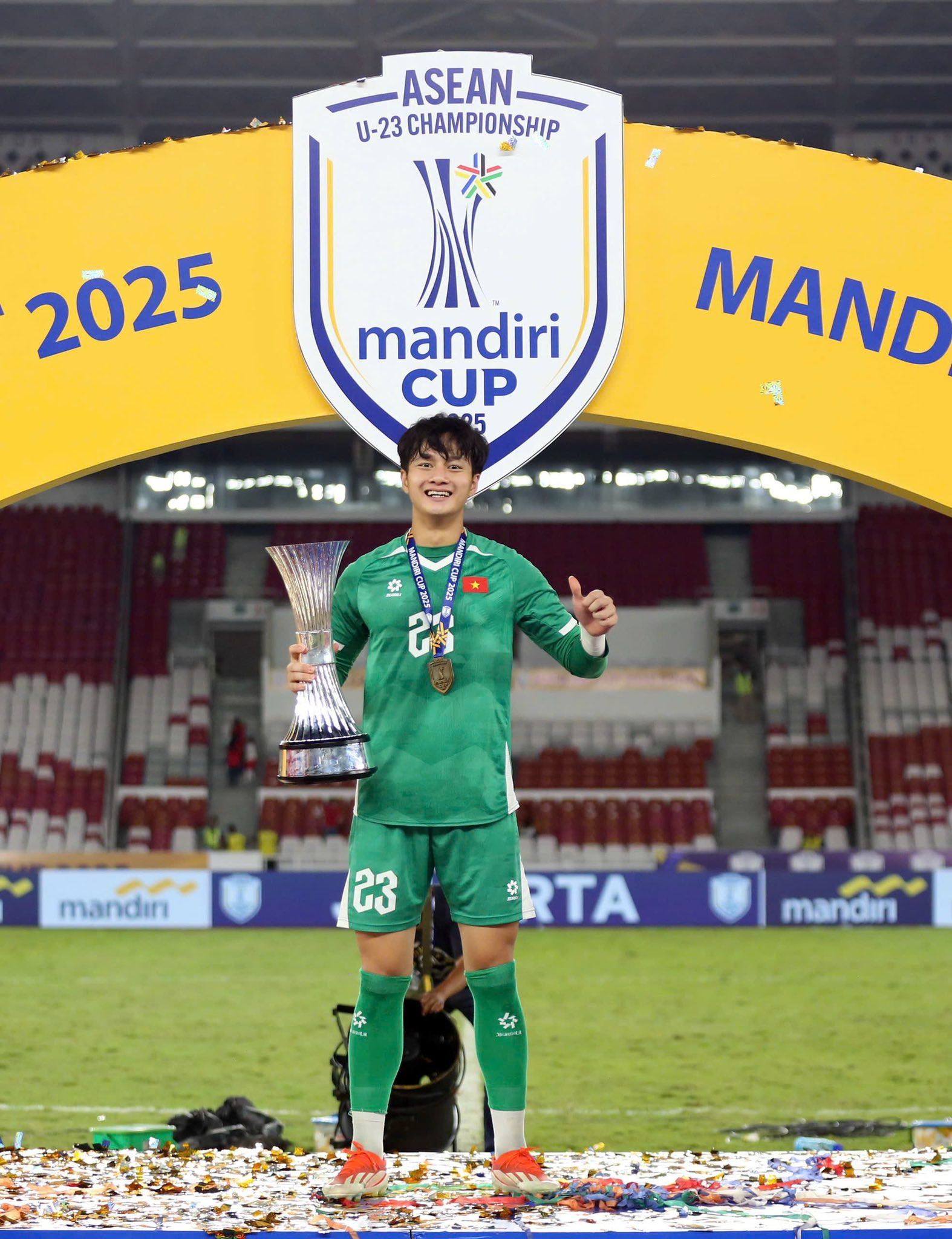 Thủ m&ocirc;n Cao Văn B&igrave;nh: Từ "tiền đạo kh&eacute;t tiếng khắp l&agrave;ng tr&ecirc;n x&oacute;m dưới" đến "người g&aacute;c đền" U23 Việt Nam- Ảnh 6.