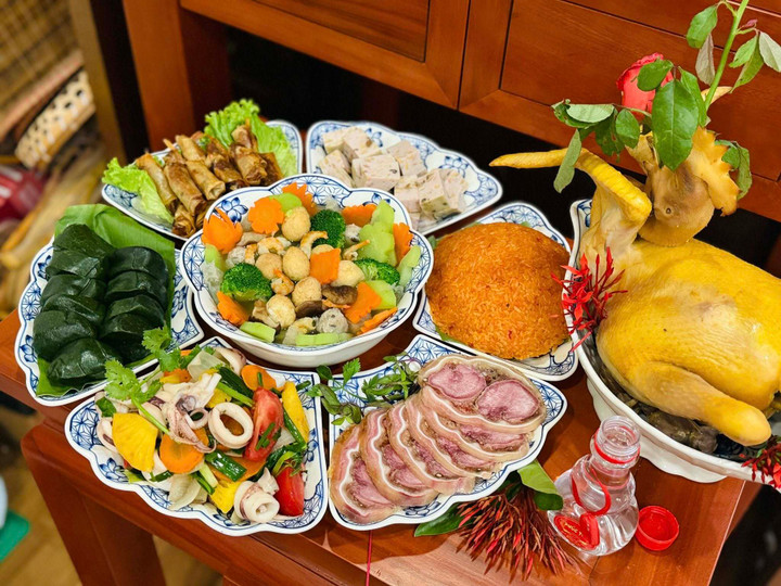 V&igrave; sao m&acirc;m cỗ Tết kh&ocirc;ng thể thiếu g&agrave; luộc nguy&ecirc;n con?- Ảnh 2.