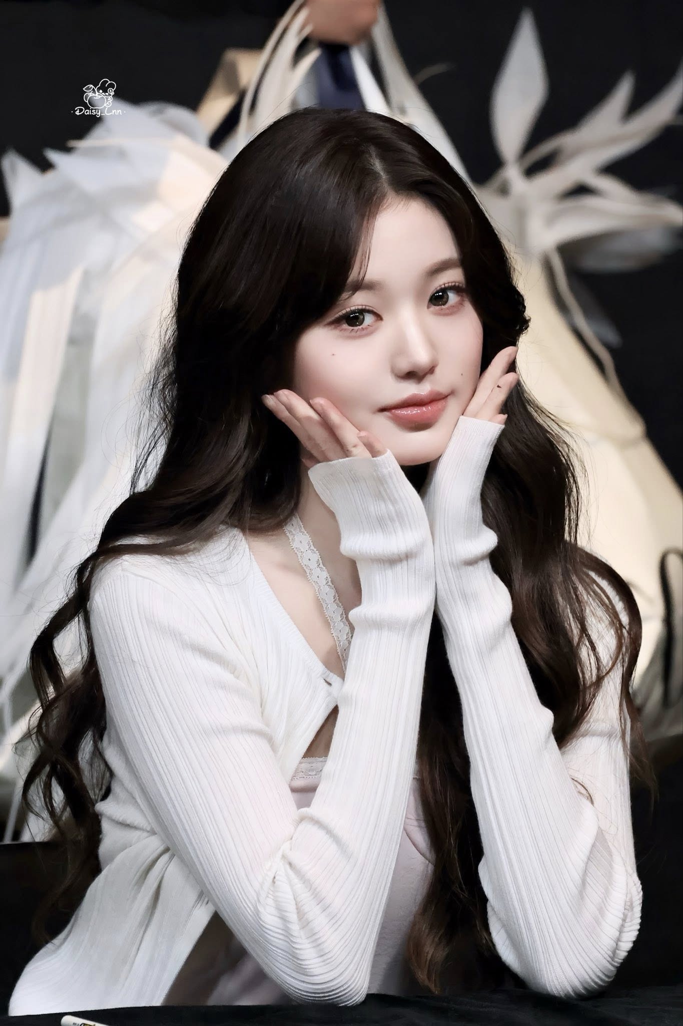 Đ&ocirc;i m&ocirc;i bất thường của Jang Wonyoung- Ảnh 3.