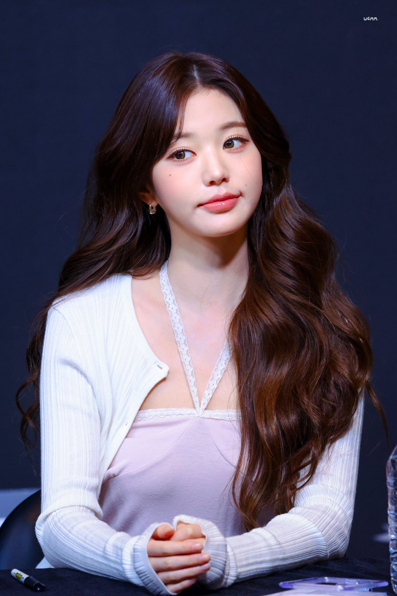 Đ&ocirc;i m&ocirc;i bất thường của Jang Wonyoung- Ảnh 4.