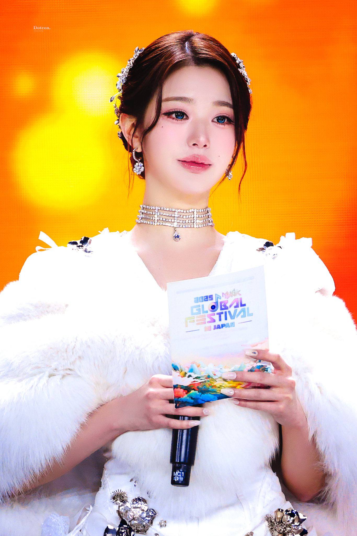 Đ&ocirc;i m&ocirc;i bất thường của Jang Wonyoung- Ảnh 2.