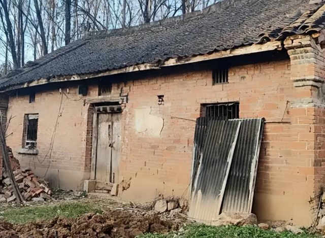 8 năm c&agrave;y cuốc gửi hơn 2 tỷ về b&aacute;o hiếu, ch&agrave;ng trai chết đứng khi nh&agrave; bố mẹ vẫn dột n&aacute;t: Camera ng&acirc;n h&agrave;ng tiết lộ sự thật kh&ocirc;ng ngờ- Ảnh 2.