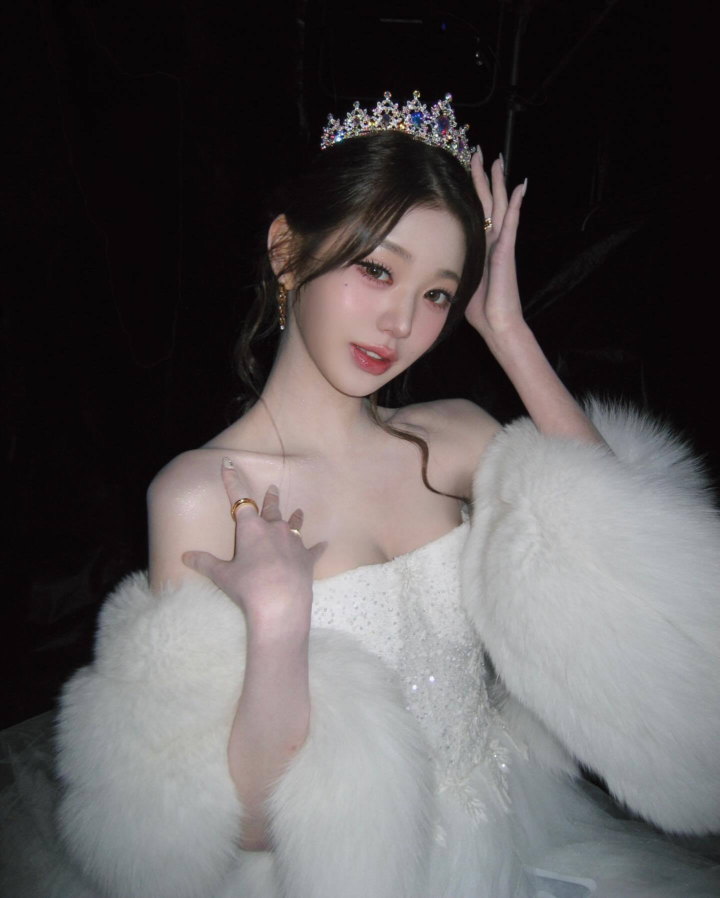 Đ&ocirc;i m&ocirc;i bất thường của Jang Wonyoung- Ảnh 14.