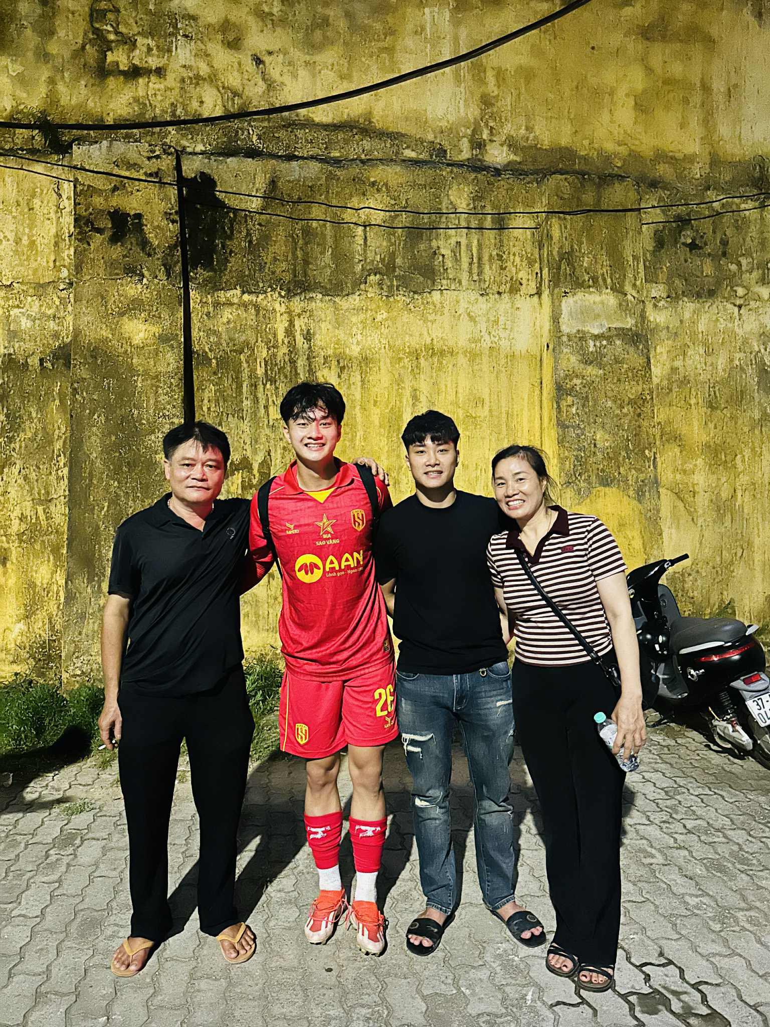 Thủ m&ocirc;n Cao Văn B&igrave;nh: Từ "tiền đạo kh&eacute;t tiếng khắp l&agrave;ng tr&ecirc;n x&oacute;m dưới" đến "người g&aacute;c đền" U23 Việt Nam- Ảnh 2.