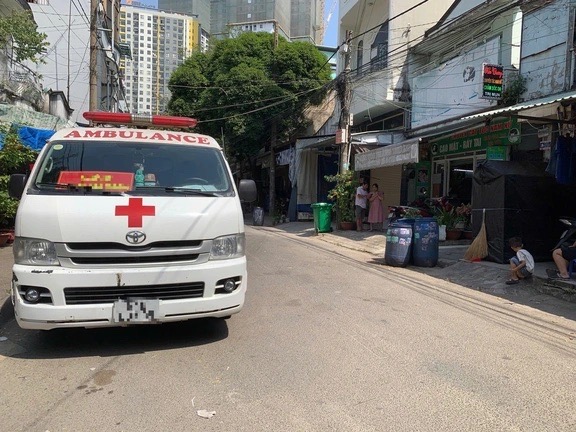 Nam thanh ni&ecirc;n tử vong trước cửa ph&ograve;ng trọ của bạn g&aacute;i ở TP.HCM: H&eacute; lộ một việc xảy ra tối h&ocirc;m trước- Ảnh 1.