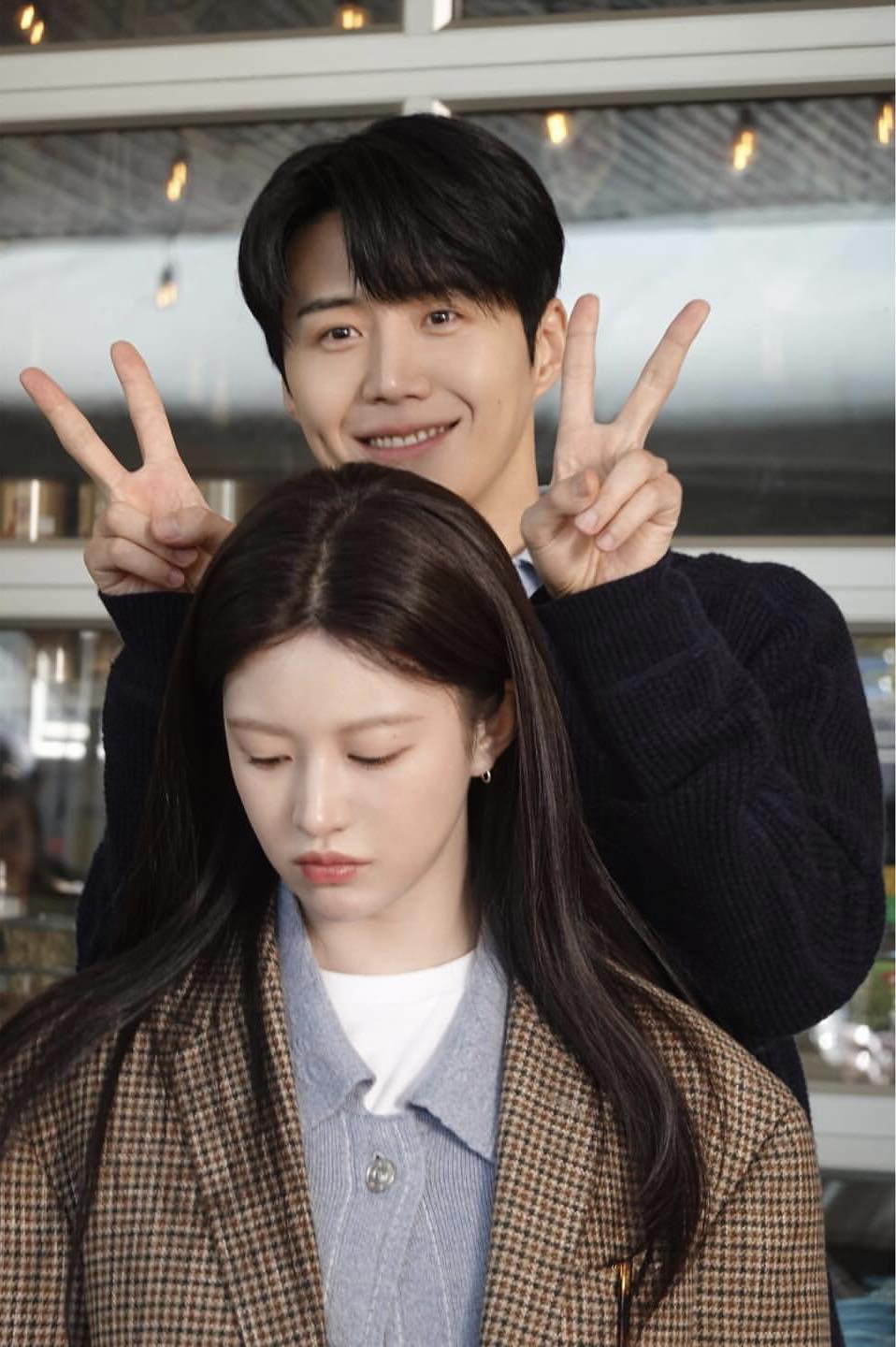 Thỏi son b&igrave;nh d&acirc;n h&igrave;nh tr&aacute;i tim của Go Yoon Jung khiến Kim Seon Ho &ldquo;đổ đứ đừ&rdquo;- Ảnh 1.