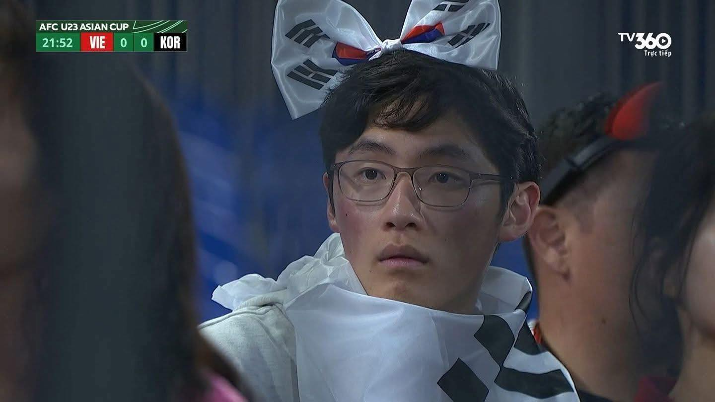 Biểu cảm SỐC của cổ động vi&ecirc;n H&agrave;n Quốc khi nh&igrave;n Cao Văn B&igrave;nh cản ph&aacute; b&oacute;ng l&ecirc;n thẳng hot search- Ảnh 2.