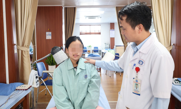 Đang khỏe mạnh bỗng m&eacute;o miệng, lệch mặt khi ngủ dậy- Ảnh 1.