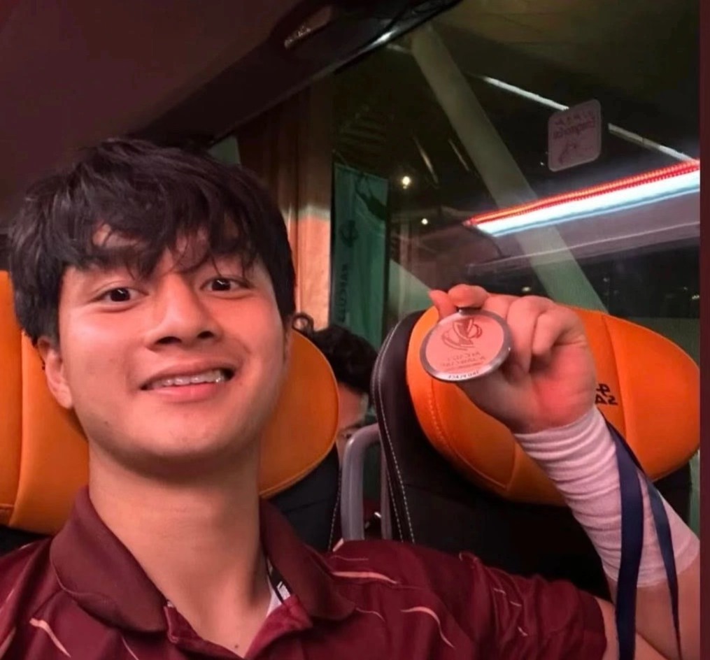 G&aacute;nh hoa quả của mẹ thủ m&ocirc;n Cao Văn B&igrave;nh đắt kh&aacute;ch, gia đ&igrave;nh l&agrave;m 10 m&acirc;m cỗ đ&oacute;n con về từ U23 ch&acirc;u &Aacute;- Ảnh 4.