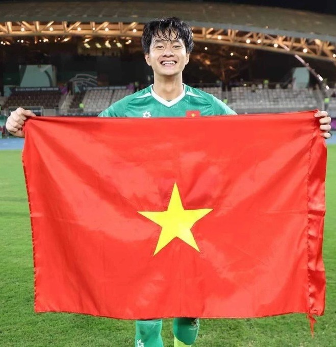 G&aacute;nh hoa quả của mẹ thủ m&ocirc;n Cao Văn B&igrave;nh đắt kh&aacute;ch, gia đ&igrave;nh l&agrave;m 10 m&acirc;m cỗ đ&oacute;n con về từ U23 ch&acirc;u &Aacute;- Ảnh 1.