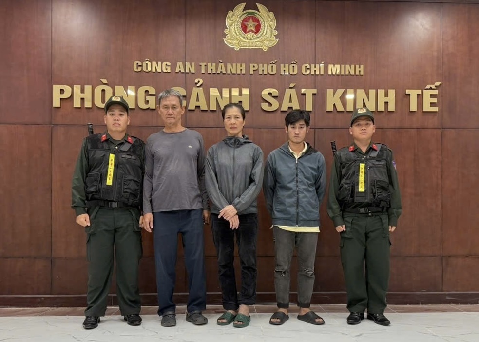 Cặp vợ chồng “biến” hơn 13.000 sản phẩm thuốc đông y giả thành hàng nhập khẩu từ Singapore, Hồng Kông- Ảnh 1. Cặp vợ chồng “biến” hơn 13.000 sản phẩm thuốc đông y giả thành hàng nhập khẩu từ Singapore, Hồng Kông- Ảnh 1.