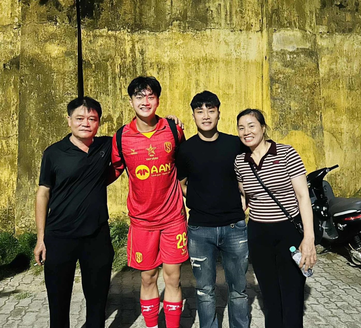 G&aacute;nh hoa quả của mẹ thủ m&ocirc;n Cao Văn B&igrave;nh đắt kh&aacute;ch, gia đ&igrave;nh l&agrave;m 10 m&acirc;m cỗ đ&oacute;n con về từ U23 ch&acirc;u &Aacute;- Ảnh 3.