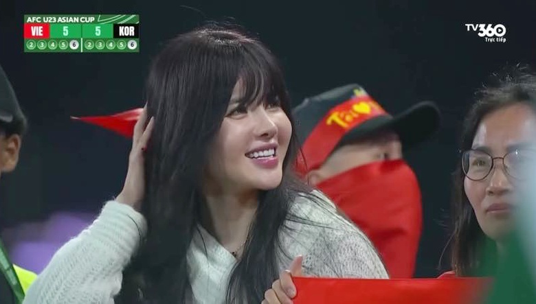 Danh tính nữ cổ động viên Việt Nam giống Thiều Bảo Trâm gây sốt- Ảnh 3. Danh tính nữ cổ động viên Việt Nam giống Thiều Bảo Trâm gây sốt- Ảnh 3.