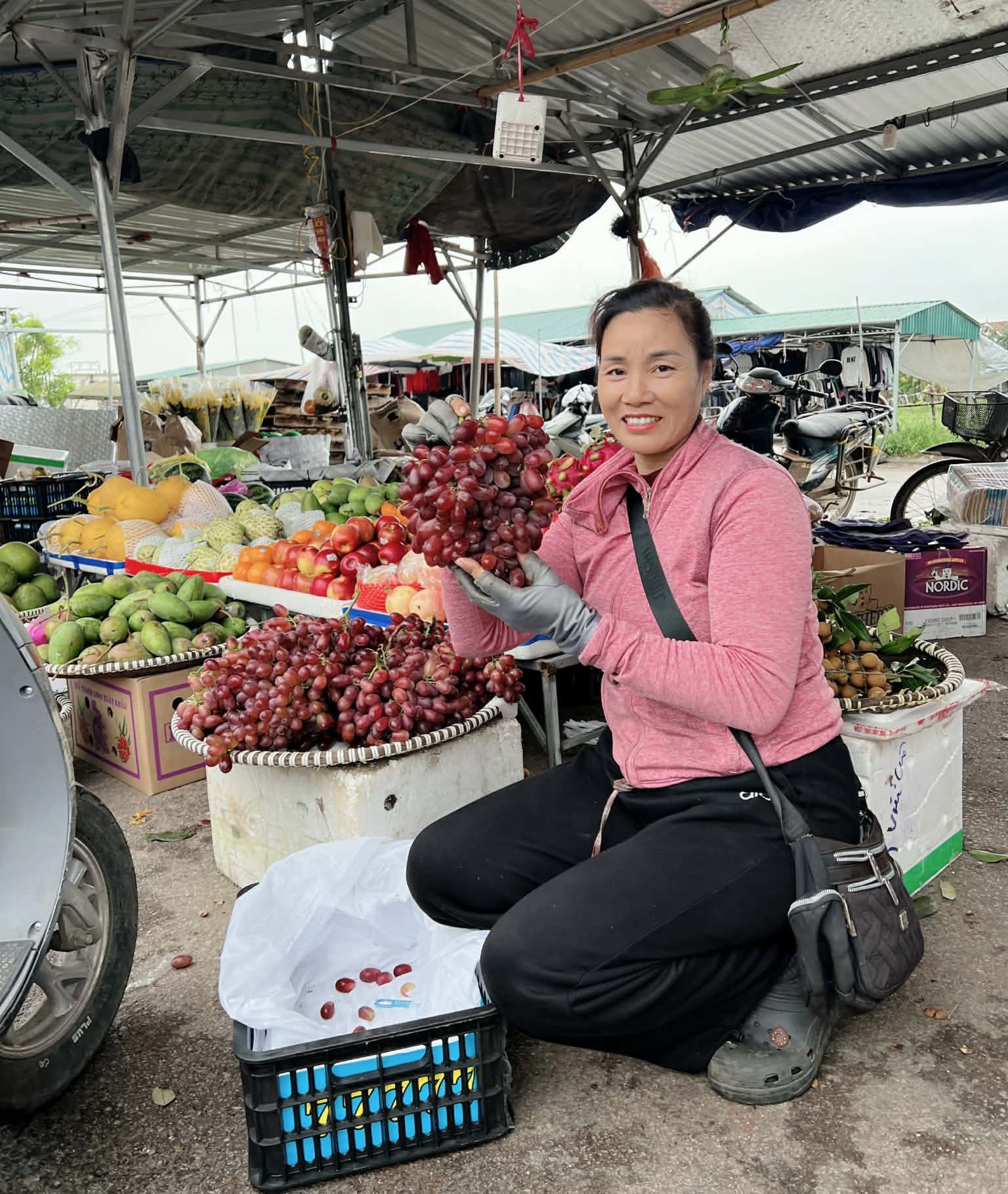G&aacute;nh hoa quả của mẹ thủ m&ocirc;n Cao Văn B&igrave;nh đắt kh&aacute;ch, gia đ&igrave;nh l&agrave;m 10 m&acirc;m cỗ đ&oacute;n con về từ U23 ch&acirc;u &Aacute;- Ảnh 2.
