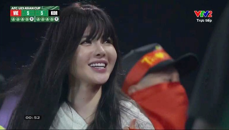 Danh tính nữ cổ động viên Việt Nam giống Thiều Bảo Trâm gây sốt- Ảnh 2. Danh tính nữ cổ động viên Việt Nam giống Thiều Bảo Trâm gây sốt- Ảnh 2.
