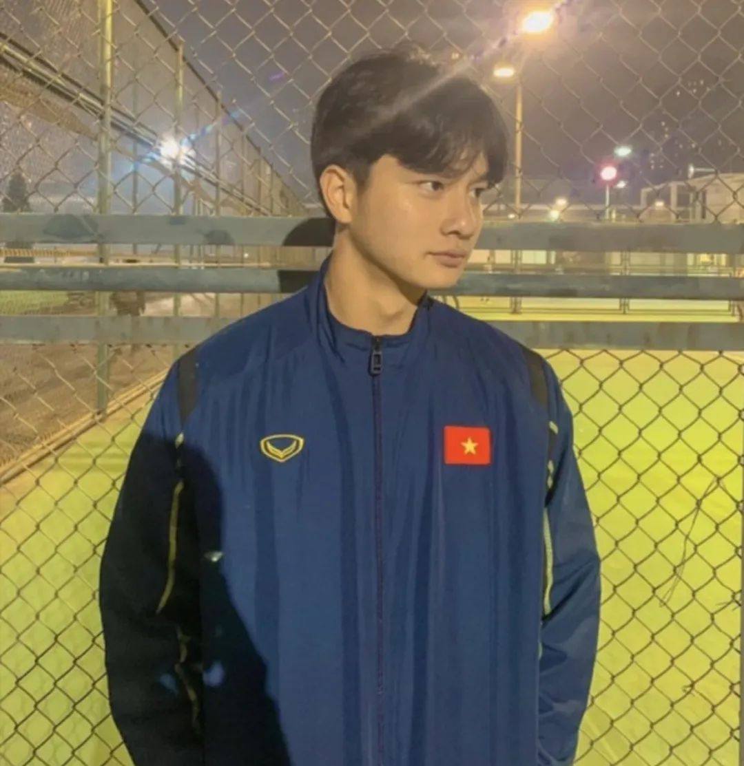 Đọ visual 2 thủ môn hotboy U23 Việt Nam Cao Văn Bình - Trần Trung Kiên: Bùi Tiến Dũng cũng phải khen nức nở- Ảnh 11. Đọ visual 2 thủ môn hotboy U23 Việt Nam Cao Văn Bình - Trần Trung Kiên: Bùi Tiến Dũng cũng phải khen nức nở- Ảnh 11.