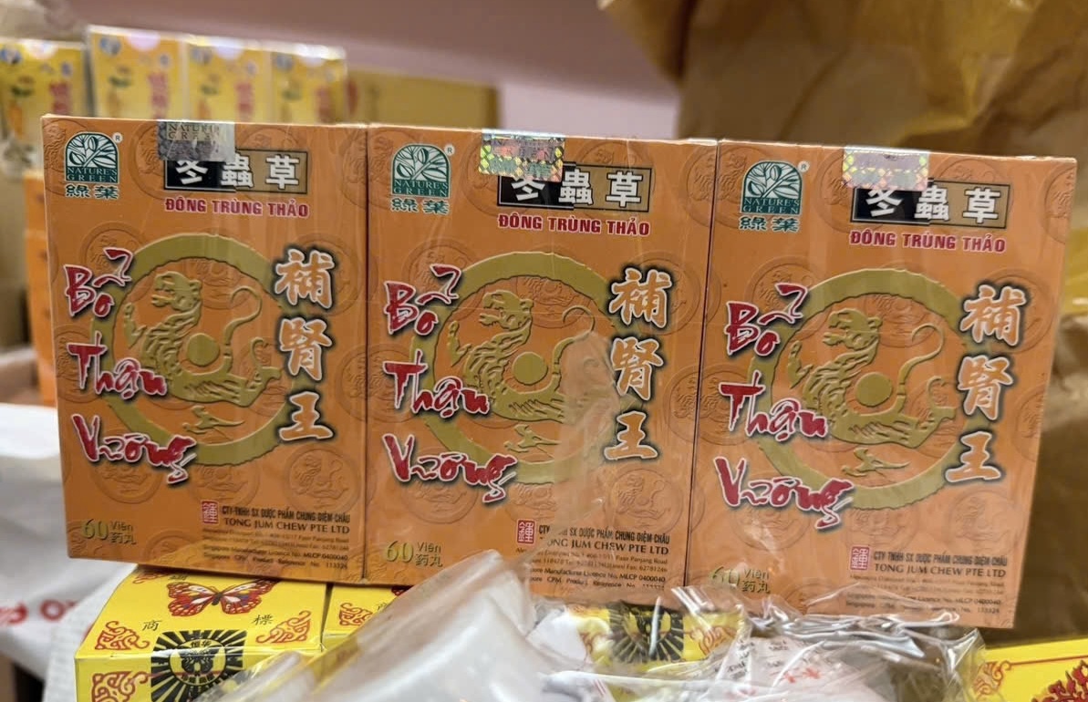 Cặp vợ chồng “biến” hơn 13.000 sản phẩm thuốc đông y giả thành hàng nhập khẩu từ Singapore, Hồng Kông- Ảnh 2. Cặp vợ chồng “biến” hơn 13.000 sản phẩm thuốc đông y giả thành hàng nhập khẩu từ Singapore, Hồng Kông- Ảnh 2.